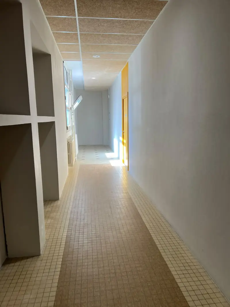 Couloir carrelé lumineux