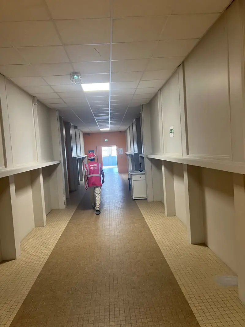 Couloir rénové au carrelage clair