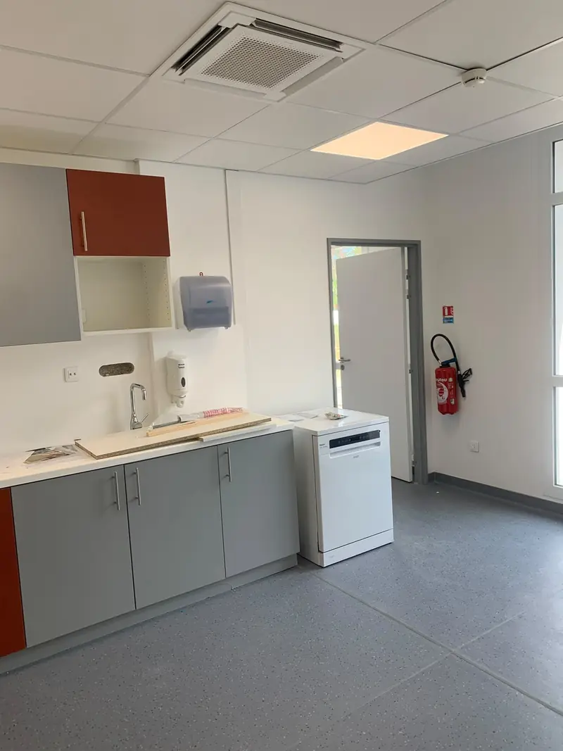 Espace cuisine fonctionnel avec rangements et sol gris