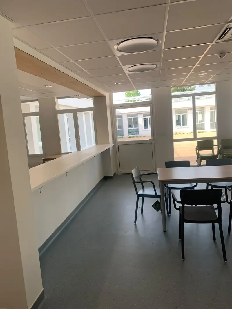 Espace repas aménagé avec comptoir et chaises