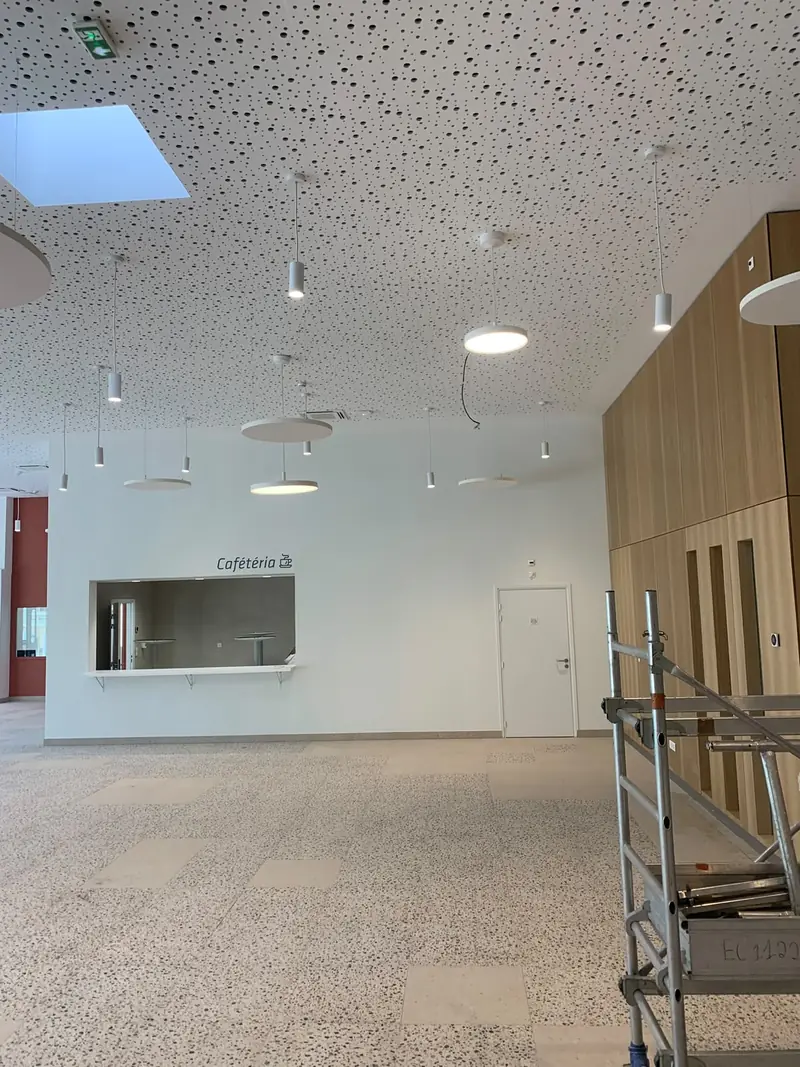 Hall avec plafond acoustique