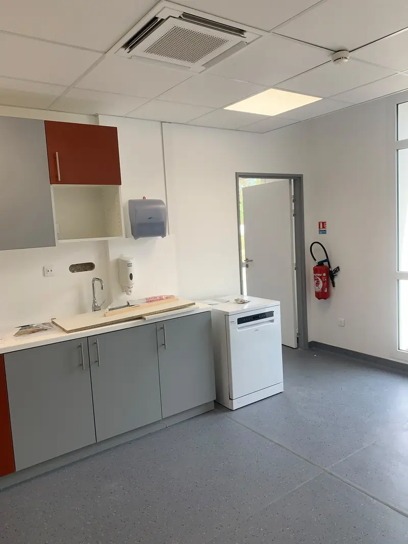 Kitchenette rénovée avec évier