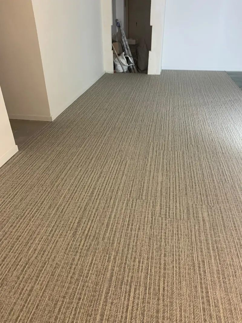 Moquette posée dans un couloir