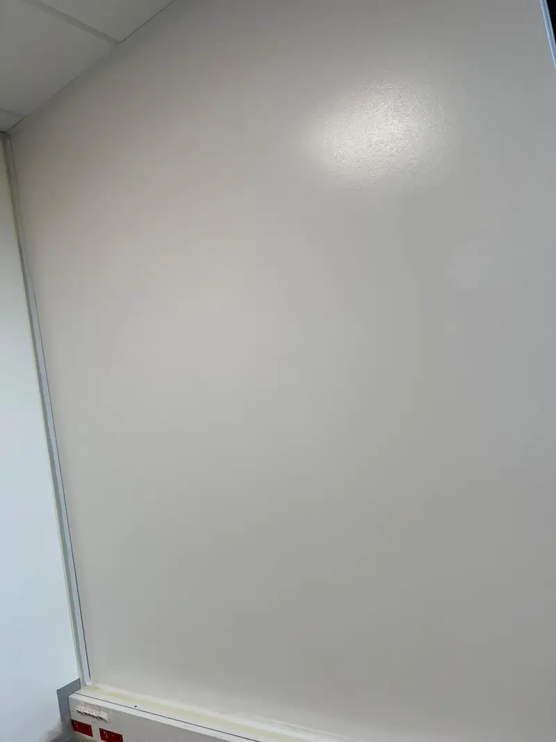 Mur blanc peint avec une finition lisse et uniforme