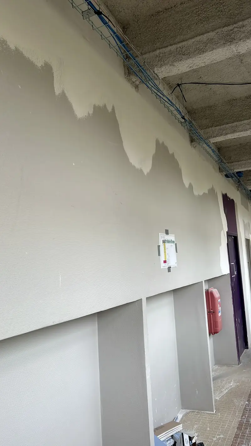 Mur en plaques de plâtre avec enduit