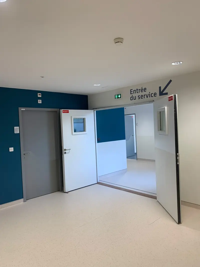 Portes d'entrée de service dans un couloir clair