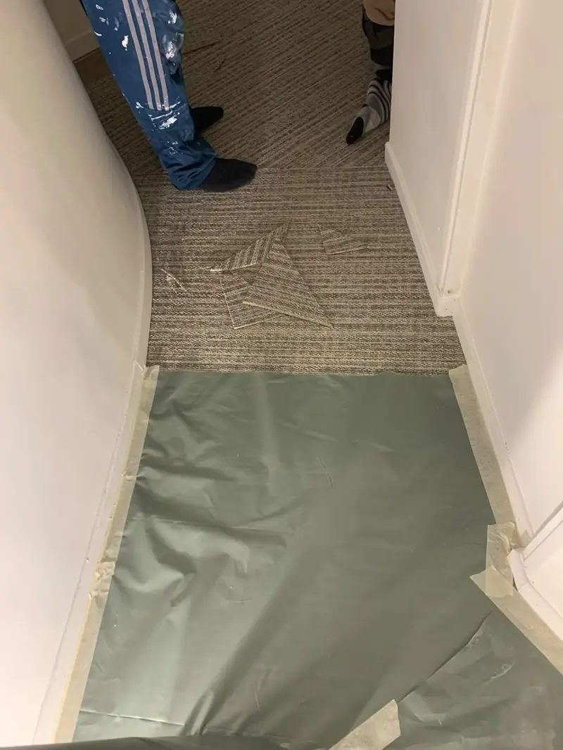 Pose de moquette avec protection de chantier